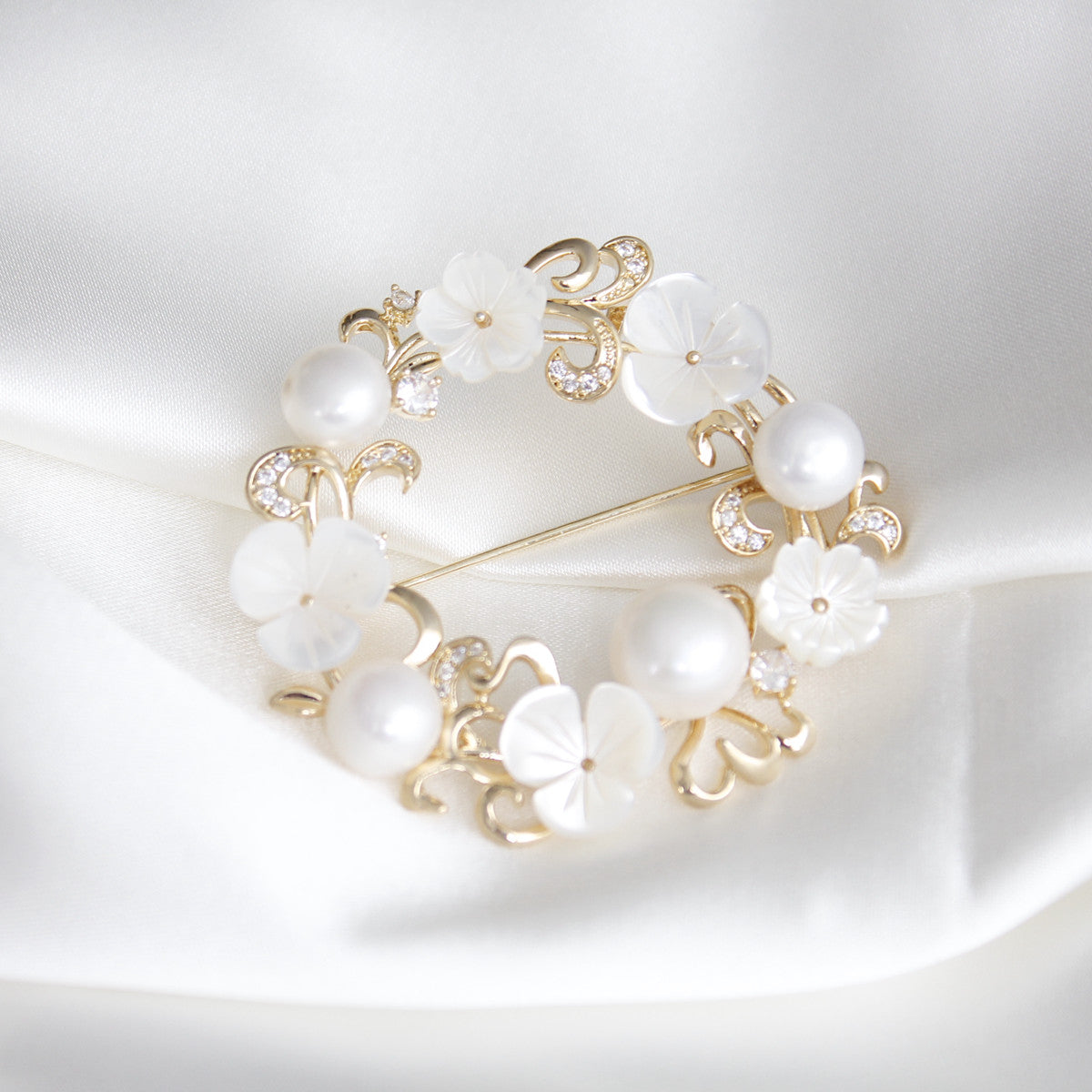 Fashionable and Exquisite Flower Zircon Natural Shell Freshwater Pearl Brooch